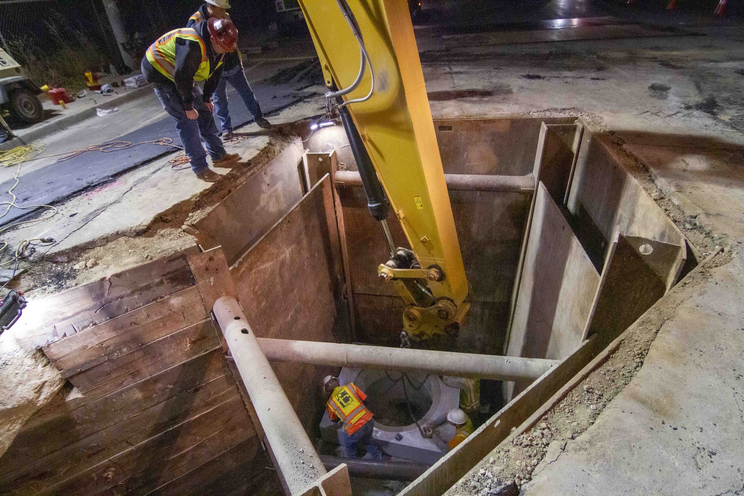 Genesee Avenue 18" Sewer - workers in trench