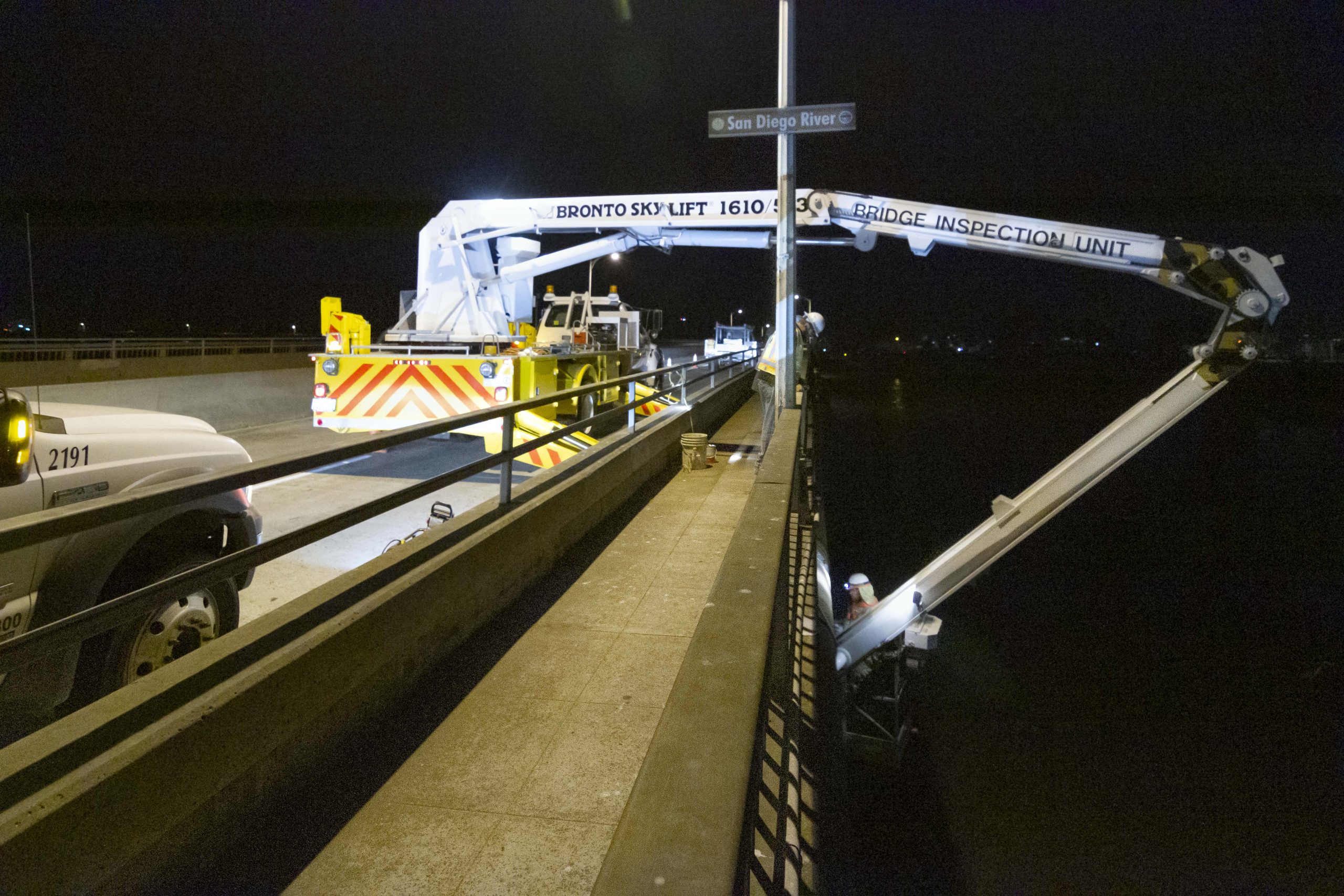 20" Steel Pipeline Slipline Emergency Repair installing pipe on side of bridge