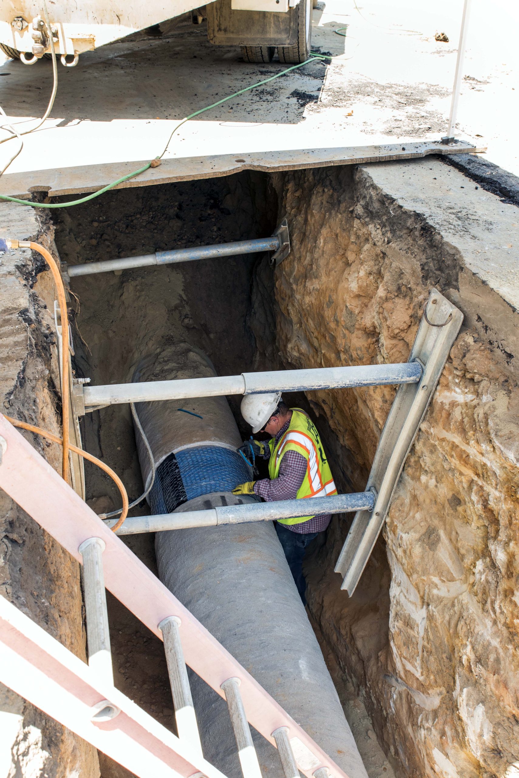 Upas St Pipeline - worker in trench with pipe