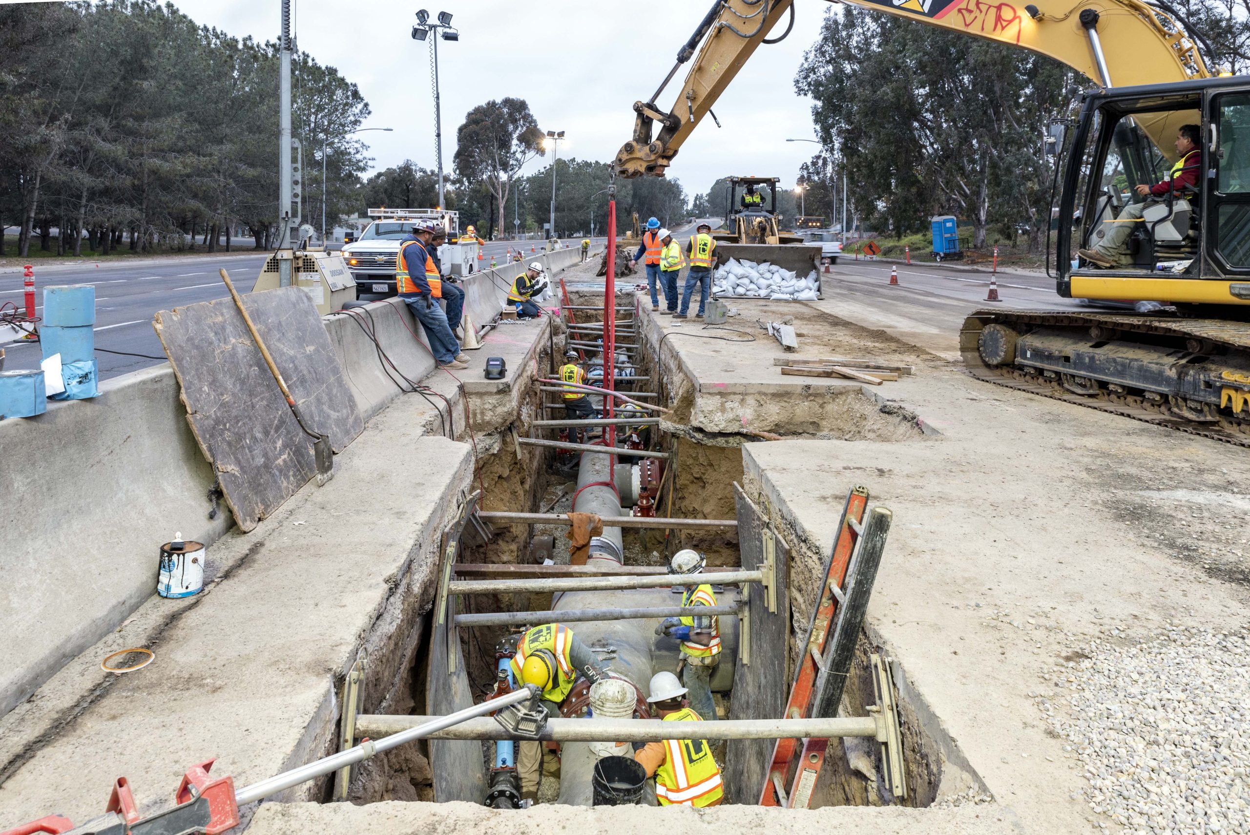 Pacific Beach Pipeline - team working in trench