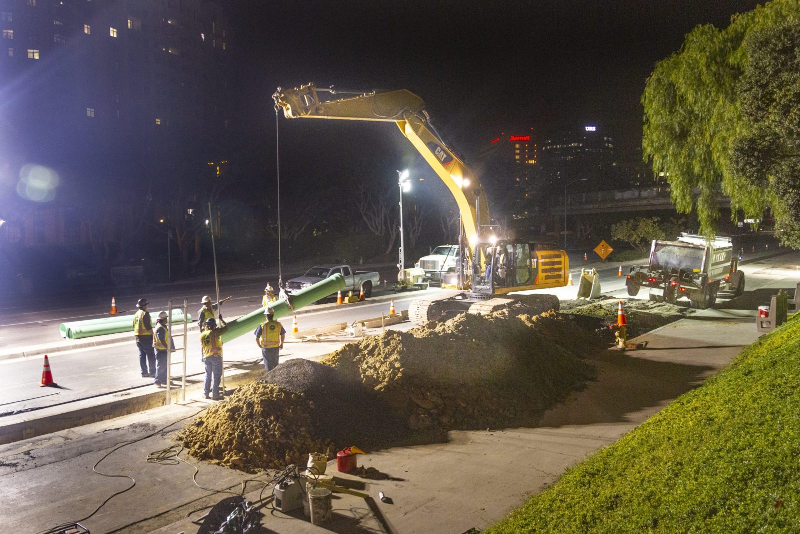 Genesee Avenue 18" Sewer pipe being put into place at night